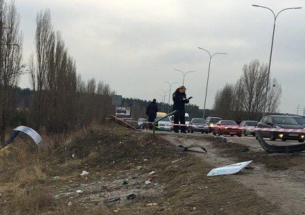 В Киеве иномарка влетела в остановку, убив человека