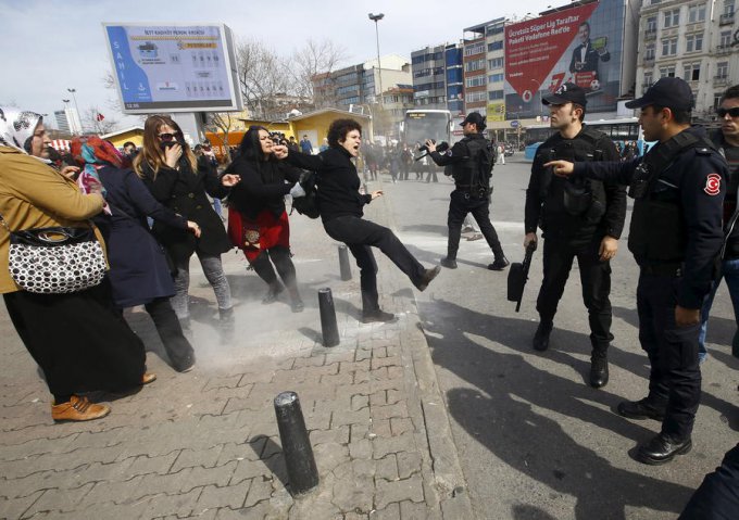 Полиция Стамбула силовым способом разогнала женский митинг, посвященный 8 марта