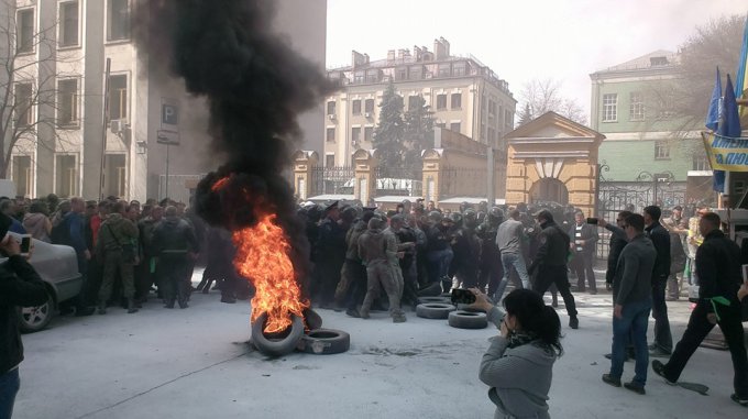 Под АП случилась драка, горят шины. Видео