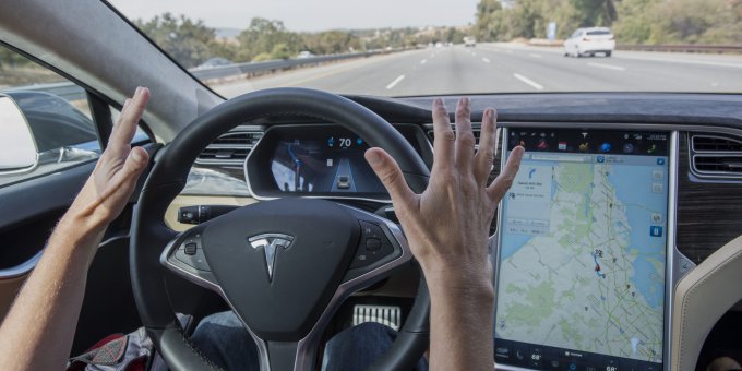 Бабушка за рулем Tesla с автопилотом стала звездой Интернета. Видео