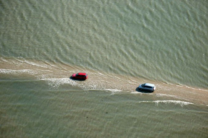 Опасная дорога, которая дважды в сутки оказывается под водой. Фото