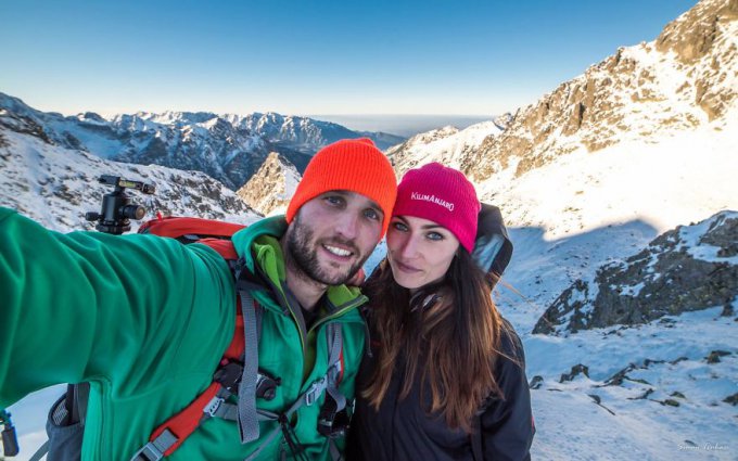 Рисковая пара, которая устраивает все свои свидания высоко в горах. Фото