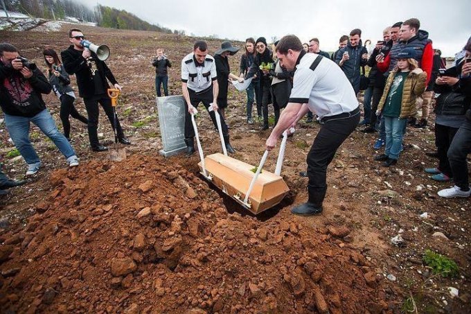 В соцсетях потешаются над похоронами салата «Цезарь» в России