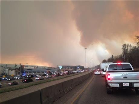 В Канаде из-за лесных пожаров эвакуируют целые города