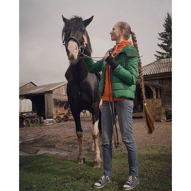 Эта девушка последний раз стригла волосы 13 лет назад. Фото