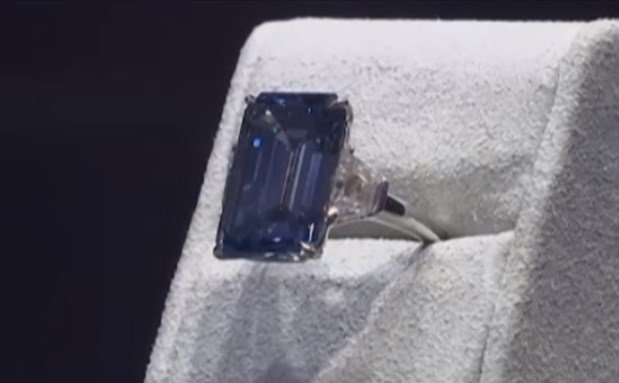 Волнующий момент продажи самого дорогого бриллианта за всю историю Christie's. Видео