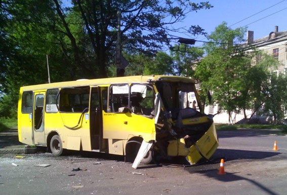 ДТП в Мариуполе: восемь человек пострадали