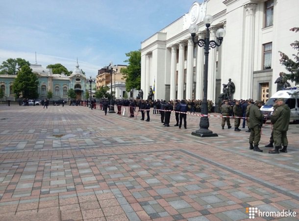 Страсти накаляются: «Азов» у Рады бросает дымовые шашки. Видео