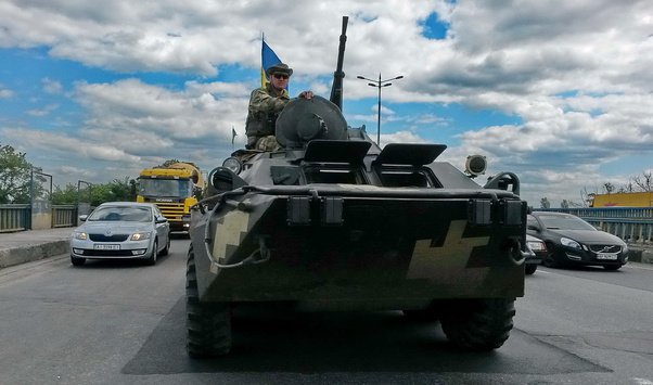 На мосту в Киеве застряла колонна военной техники. Видео