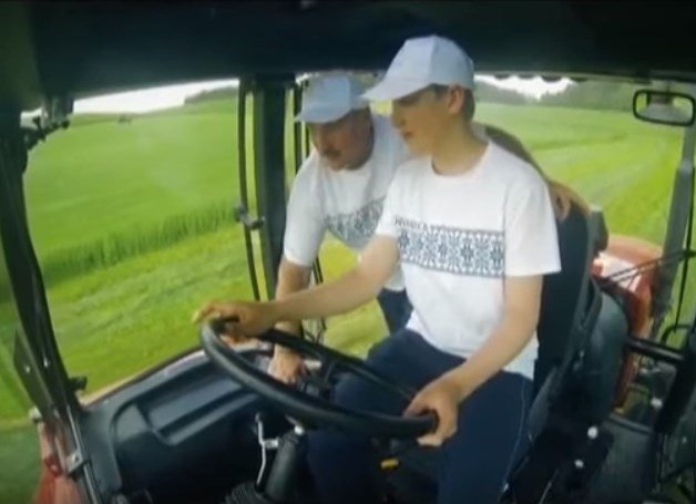 Лукашенко вместе с сыном работают в поле на тракторе. Видео 
