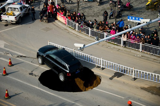 Загадочные дыры, способные поглотить автомобили и здания. Фото