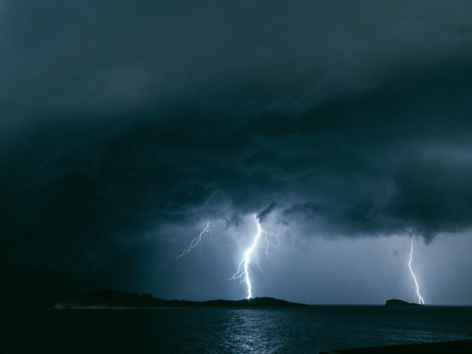 Захватывающая мощь гигантских молний глазами бесстрашных фотографов. Фото