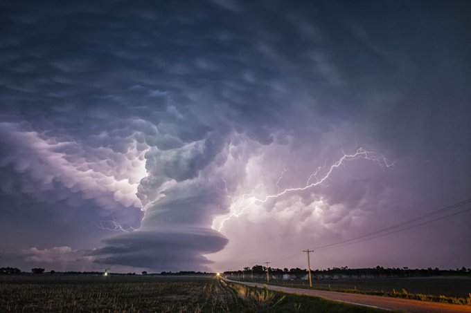 Захватывающая мощь гигантских молний глазами бесстрашных фотографов. Фото