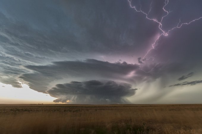 Захватывающая мощь гигантских молний глазами бесстрашных фотографов. Фото