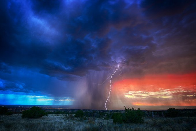 Захватывающая мощь гигантских молний глазами бесстрашных фотографов. Фото