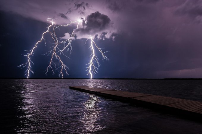 Захватывающая мощь гигантских молний глазами бесстрашных фотографов. Фото