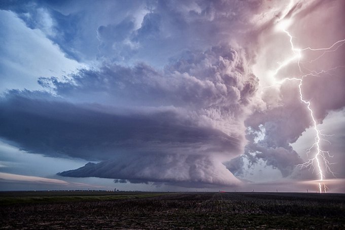 Захватывающая мощь гигантских молний глазами бесстрашных фотографов. Фото