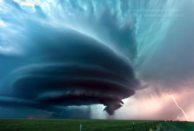 Захватывающая мощь гигантских молний глазами бесстрашных фотографов. Фото