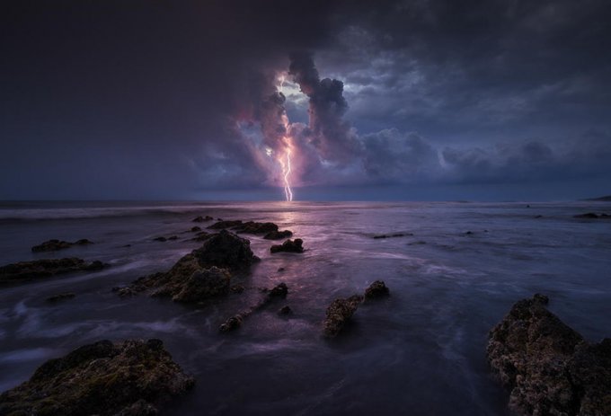 Захватывающая мощь гигантских молний глазами бесстрашных фотографов. Фото