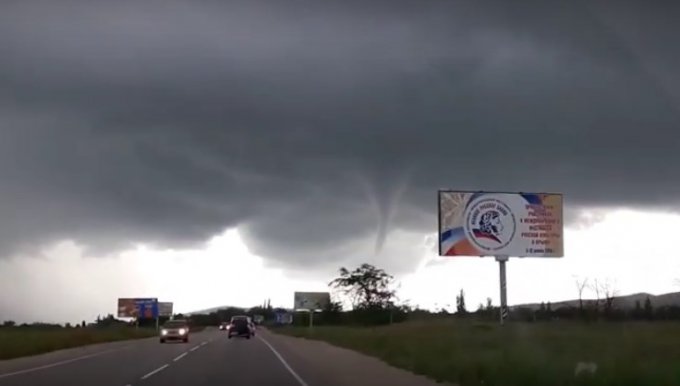 В Крыму видели надвигающийся торнадо. Видео