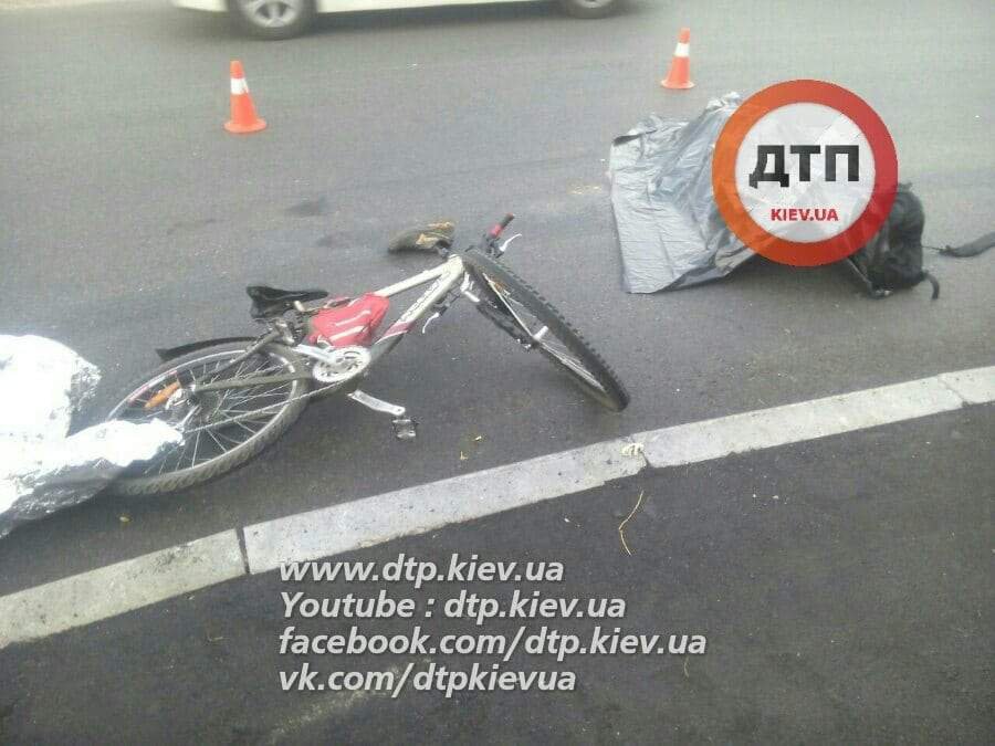 В Киеве грузовик сбил велосипедиста