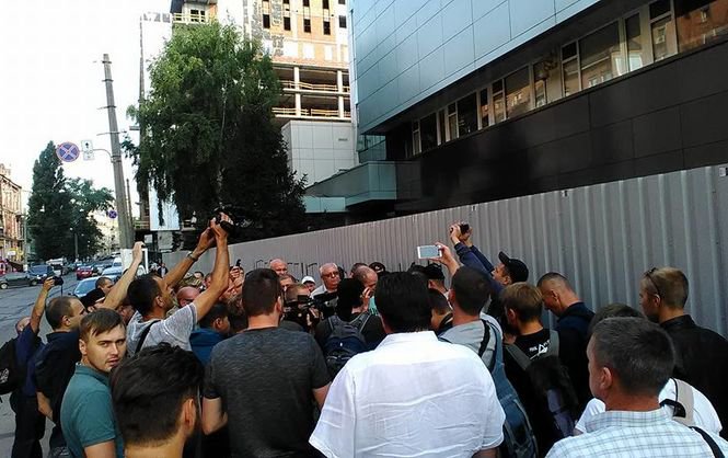 Акцию протеста у здания «Интера» объявили бессрочной