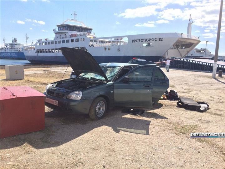 На переправе в Керчи нетерпеливый водитель утопил автомобиль. Видео