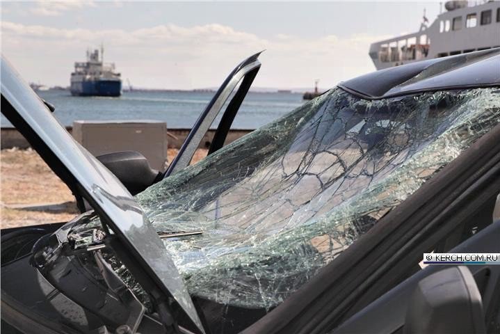 На переправе в Керчи нетерпеливый водитель утопил автомобиль. Видео