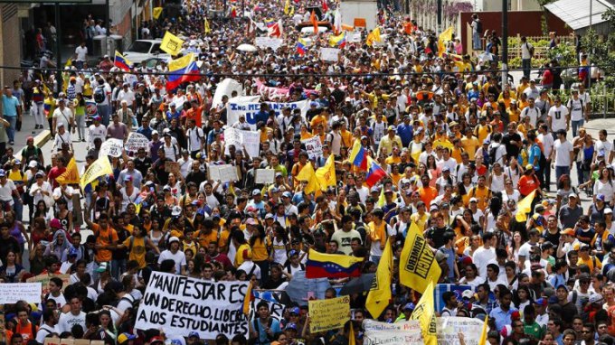Тысячи жителей Венесуэлы выступают под лозунгом «Венесуэла голодает»