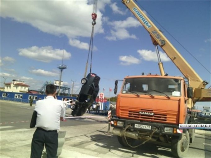 На переправе в Керчи нетерпеливый водитель утопил автомобиль. Видео