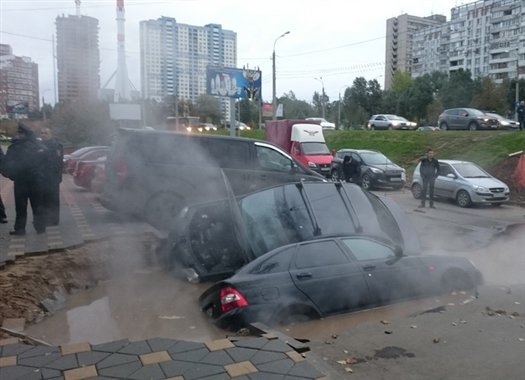 В центре Самары машины провалились в озеро кипятка. Видео