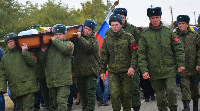 Стало известно, сколько военных похоронило Минобороны РФ за последние годы