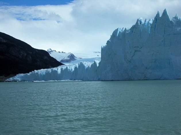 Двигающийся ледник Перито-Морено впечатляет своими габаритами. Фото