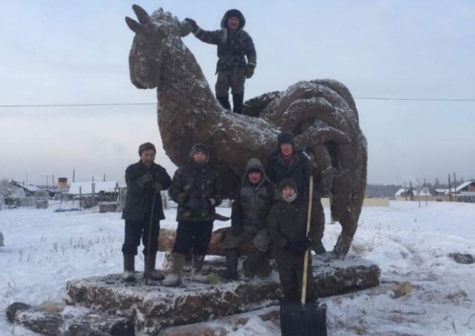 Огромная скульптура "Петуха" из навоза вызвала ажиотаж в Сети