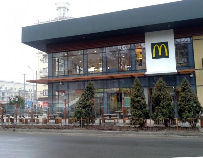 "Голодные дикари" штурмовали новый McDonald's в Запорожье. Видео