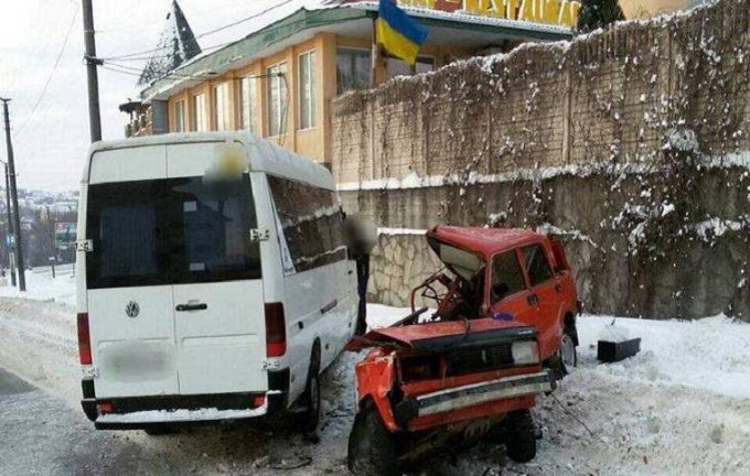 ДТП в Хмельницком: легковушка превратилась в груду металлолома