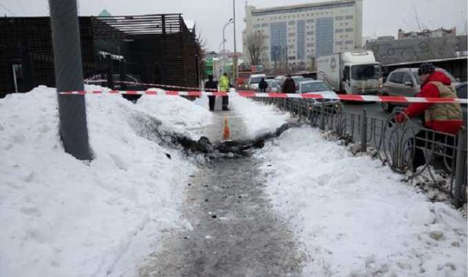 Мощный взрыв на тротуаре в столице: двое мужчин получили ожоги