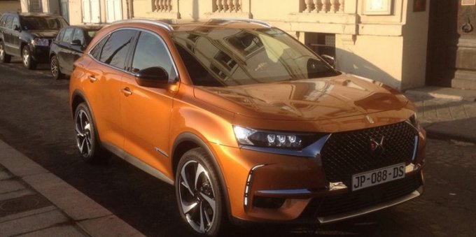 В Сети появились фото премиального кроссовера "DS 7 Crossback" без камуфляжа