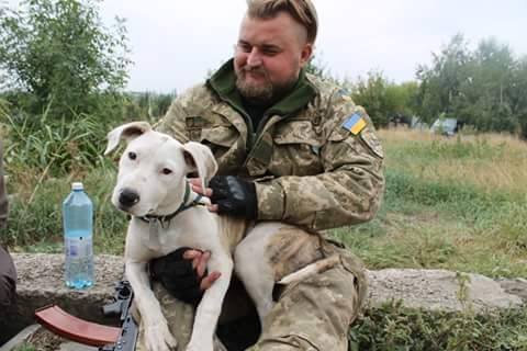 Военные выложили в сеть фото со своими младшими "защитниками"