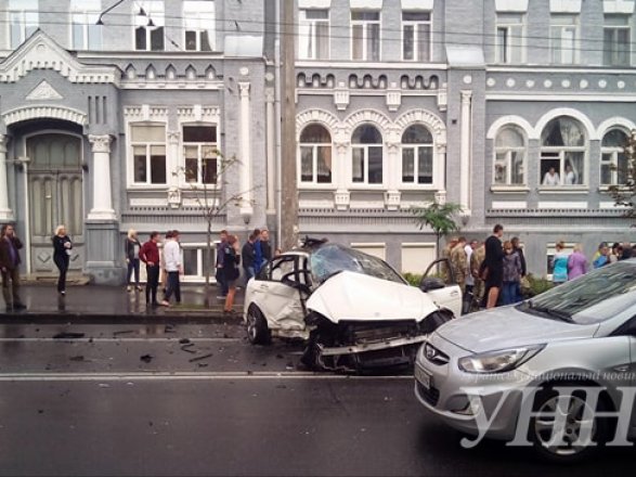 Жесткое ДТП в Киеве: Mersedes разбился вдребезги