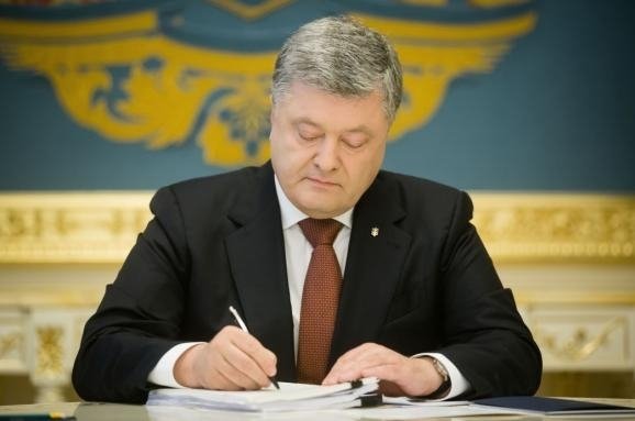 Порошенко подписал закон о продлении особого статуса Донбасса