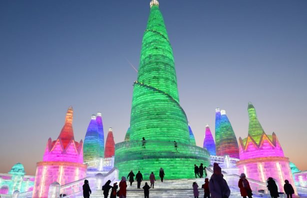 В Китае открылся ежегодный Фестиваль льда и снега. Видео