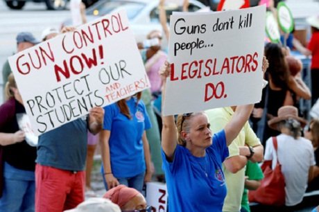 Американцы митингуют против свободного оружия