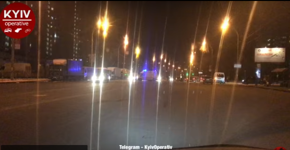 В Киеве Skoda выехала не встречную полосу и спровоцировала тройное ДТП