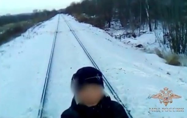 В России дети устроили экстремальную съемку на фоне поезда. Видео