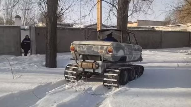 В Сети показали тюнингованный «Запорожец» на гусеничном ходу