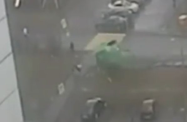 Сильный ветер в Москве убил ребенка: появилось видео