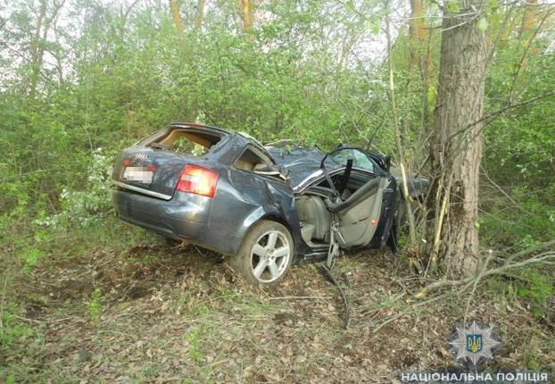 Смертельное ДТП на Одесщине: легковушка влетела в дерево