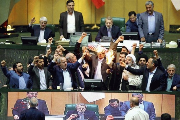 В парламенте Ирана сожгли флаг США из-за решения Трампа