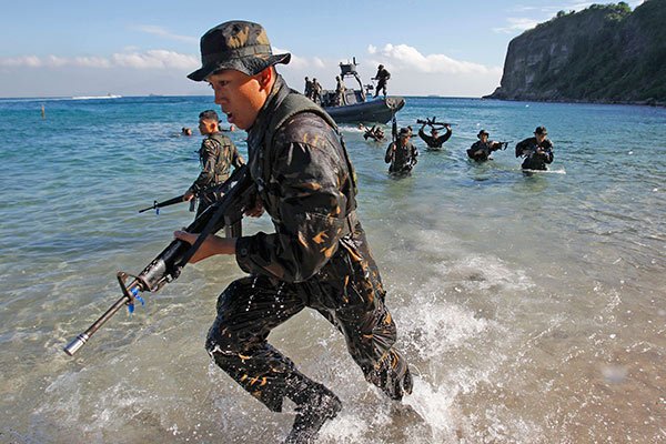 Китайские военные открыли огонь на спорной территории в Южно-Китайском море